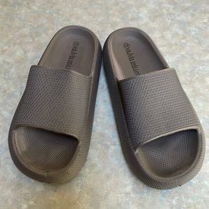Olivia Miller gray slides (sz m)
